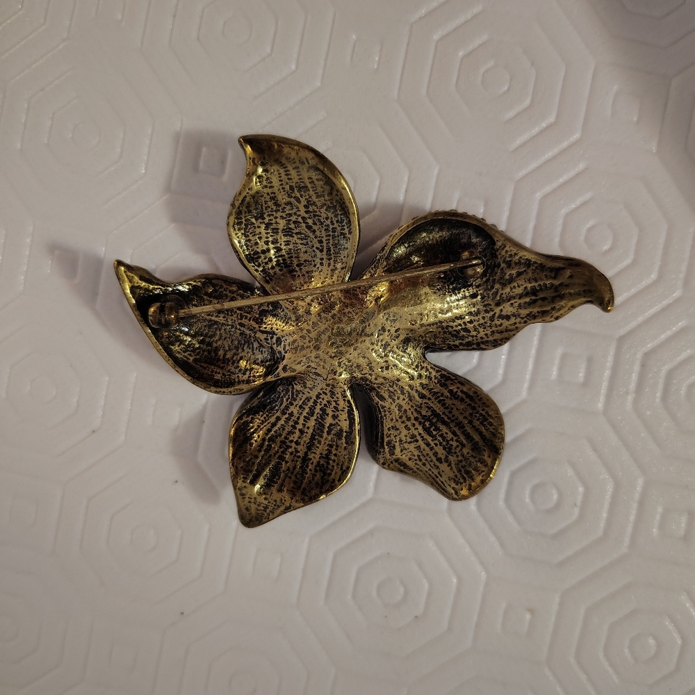 Elegant Black and Gold Floral Brooch - Picture 2 of 3
